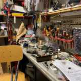 Al piano superiore invece troviamo il laboratorio di Angelo, con colle e attrezzi tra i quali cacciavite e pennelli di vario genere